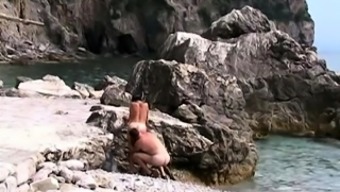 Beach voyeur finds a horny amateur couple having hot sex