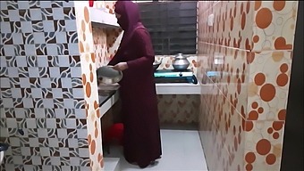 Muslim sister in law kitchen fuck with brother in law p-1