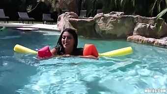 Sexy bikini babe Sophia Leone wanna nothing but ride cock by the pool