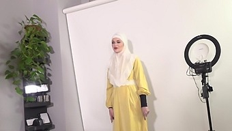 Muslim wife for the first time at the photographer