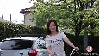 Voyeur catches glimpse of Japanese teen getting her pussy recorded in public